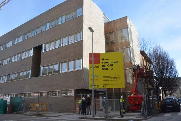 Exterior de les obres del nou CAP del barri de Sant Miquel d'Olot.