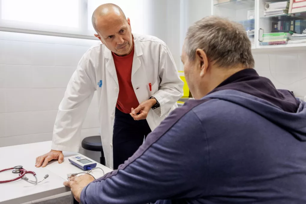 Un professional d'atenció primària de ICS Girona atén un usuari.