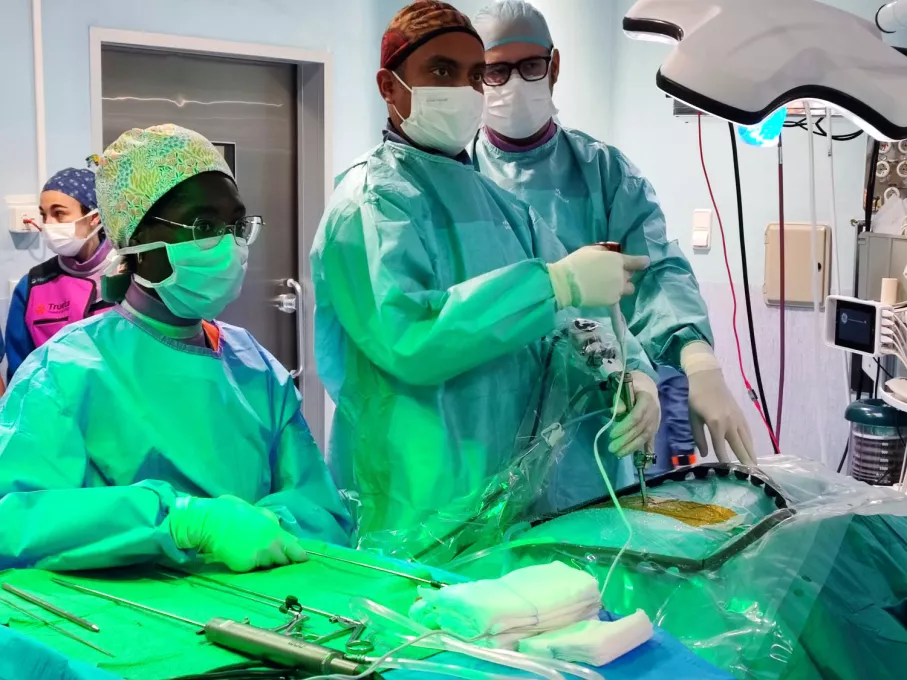 Intervenció de columna per via endoscòpica a càrrec del Servei de Neurocirurgia de l'Hospital Trueta.