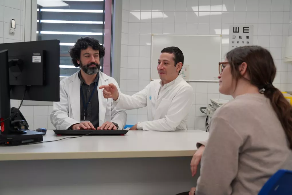 Un Tutor i un resident d'atenció primària i hospitalària atenen una usuària.