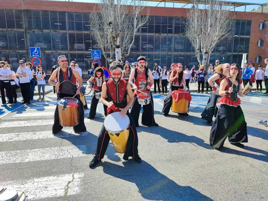 La batucada Bloc Quilombo durant la cursa i marxa solidària del Trueta