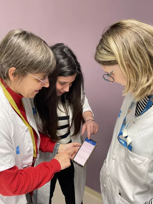 Professionals del Servei de Farmàcia del Trueta consulten una aplicació mòbil vinculada a la medicació.