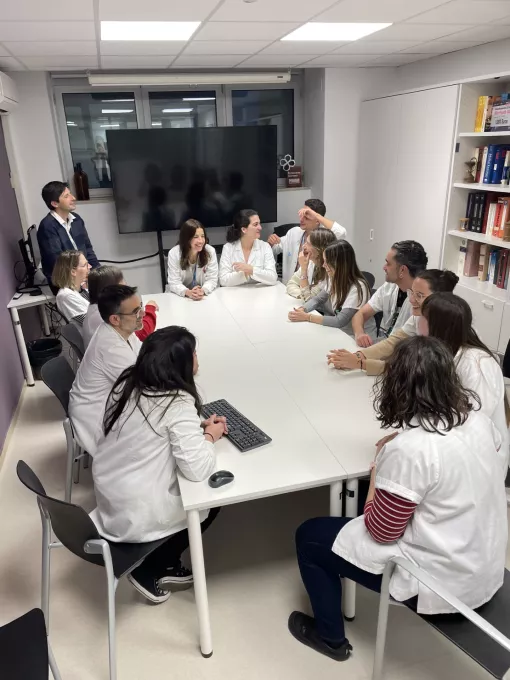 Professionals del Servei de Farmàcia del Trueta realitzen una reunió de treball
