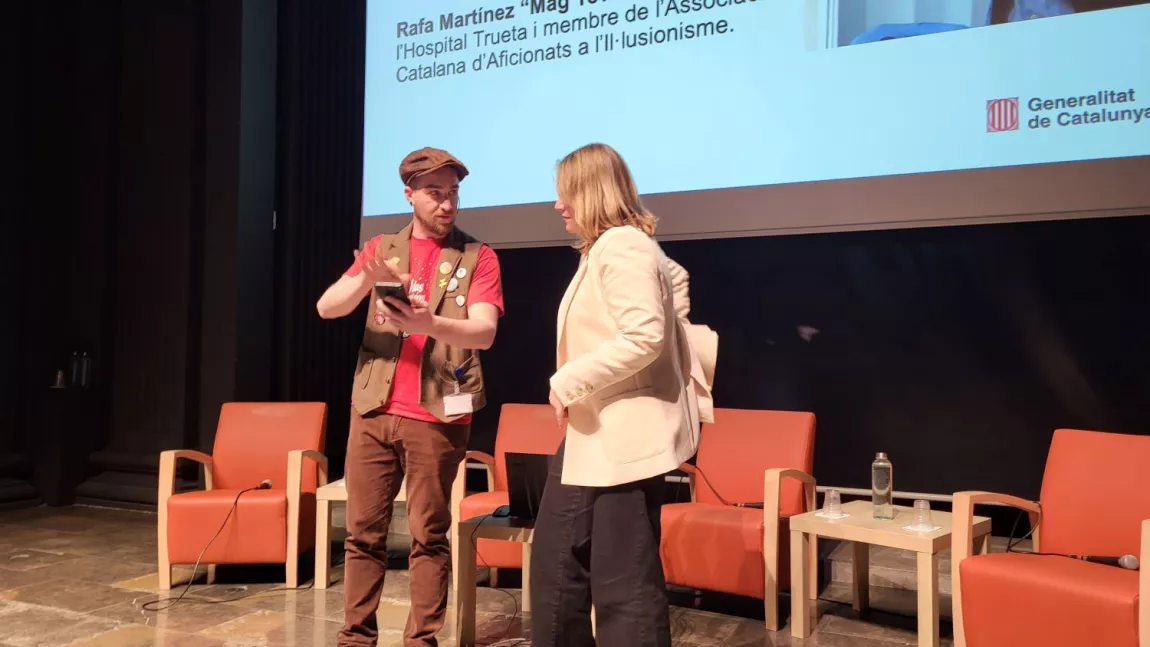 Actuació del Mag Tevi durant la jornada d'experiència del pacient i humanització organitzada per la Regió Sanitària de Girona. 