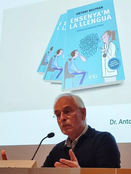 El Dr. Antoni Beltran, durant la presentació del seu llibre "Ensenya'm la llengua"