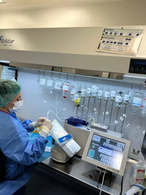 Professional del Servei de Farmàcia del Trueta manipula un aparell de medicació.