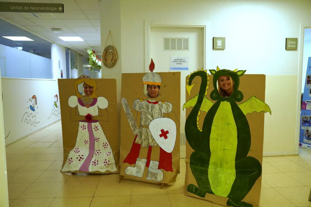 Photocall ubicat a l'àrea de neonatologia del Trueta amb motiu de Sant Jordi 2026