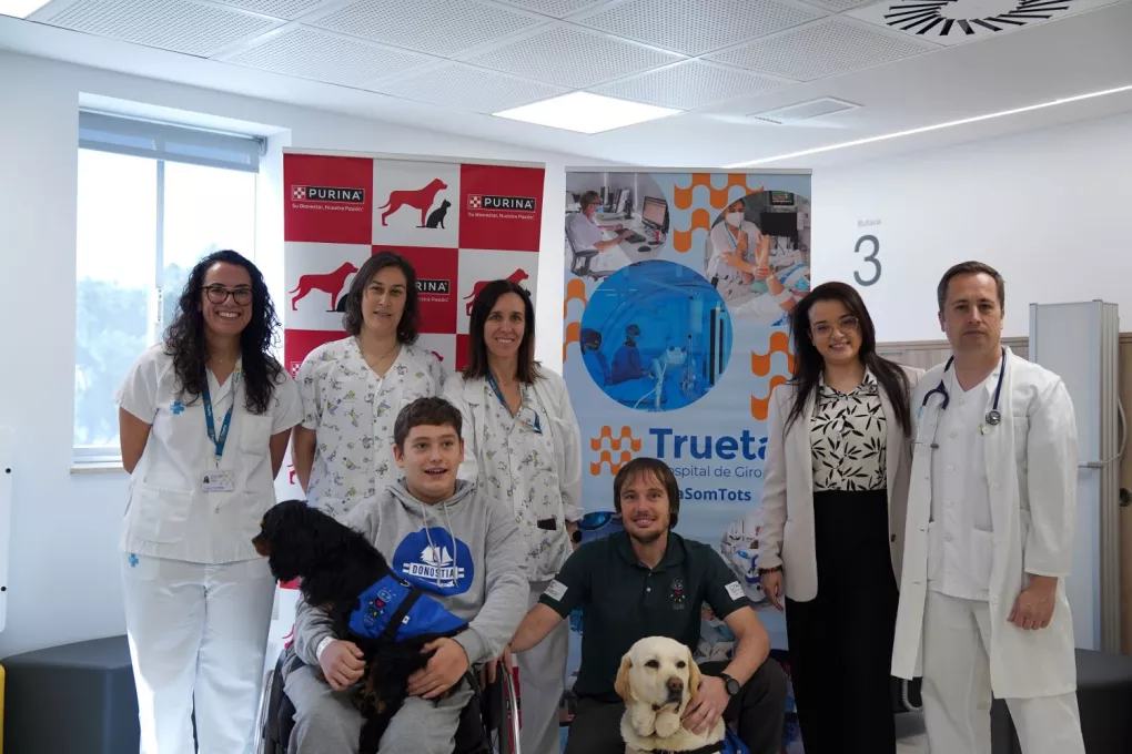 Representants de la unitat de paràlisi cerebral i Purina durant la visita a la consulta.