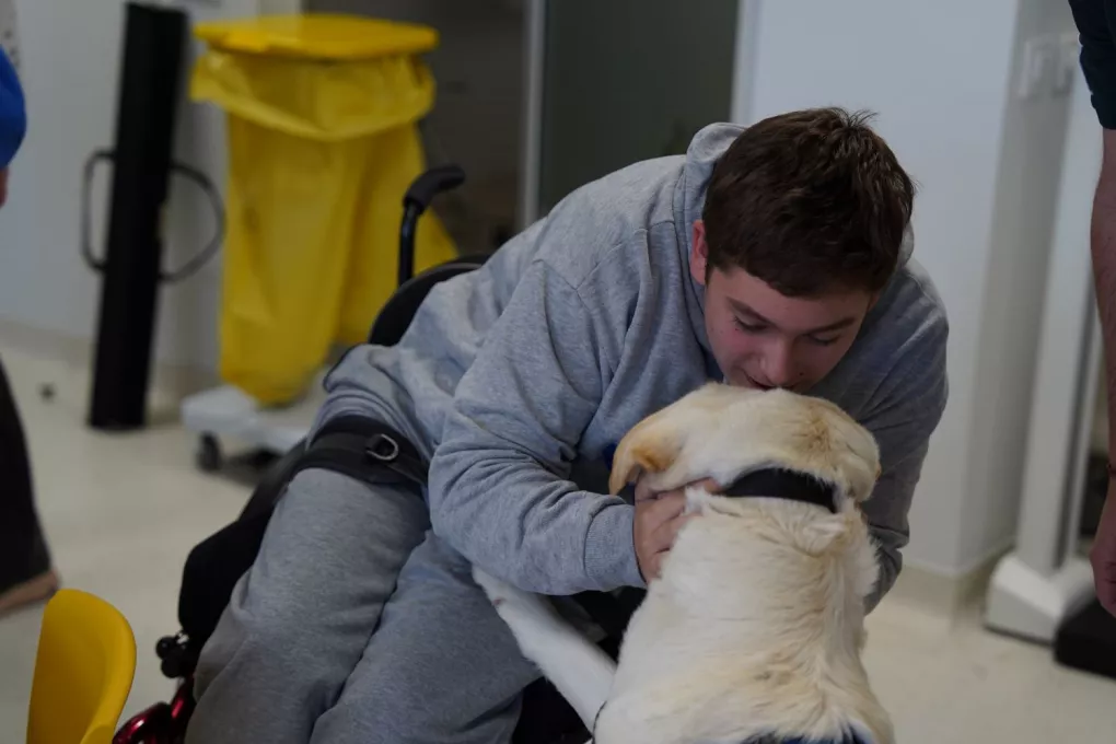 Representants de la unitat de paràlisi cerebral i Purina durant la visita a la consulta.