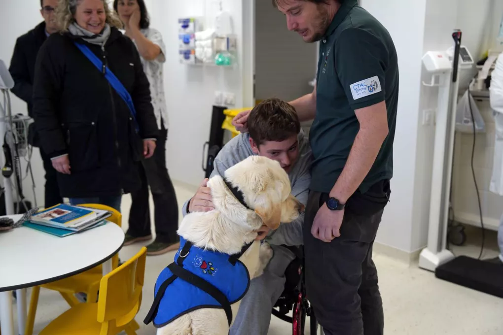 Representants de la unitat de paràlisi cerebral i Purina durant la visita a la consulta.