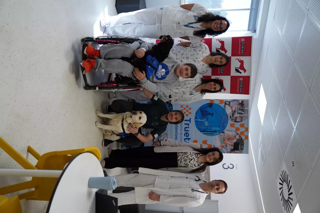 Representants de la unitat de paràlisi cerebral i Purina durant la visita a la consulta.