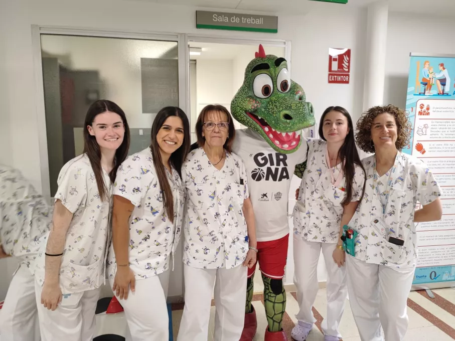 Visita de la Coco, mascota del Bàsquet Girona, a l'àrea de pediatria del Trueta amb motiu de Sant Jordi 2026