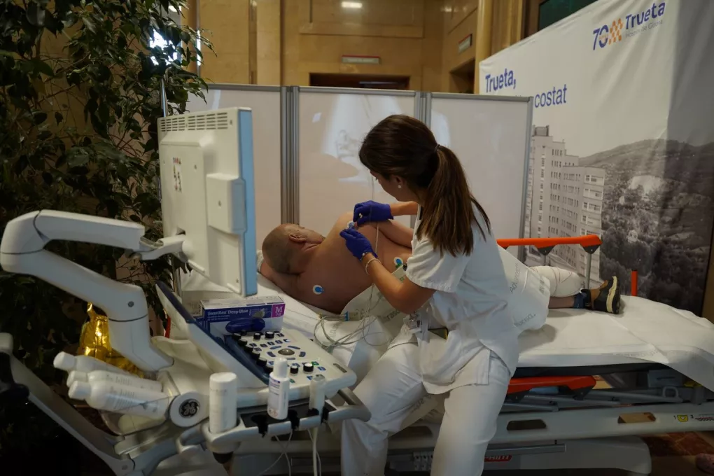 Professional d'infermeria del Trueta realitza un ecocardiograma durant la commemoració del Dia Internacional de la Infermeria