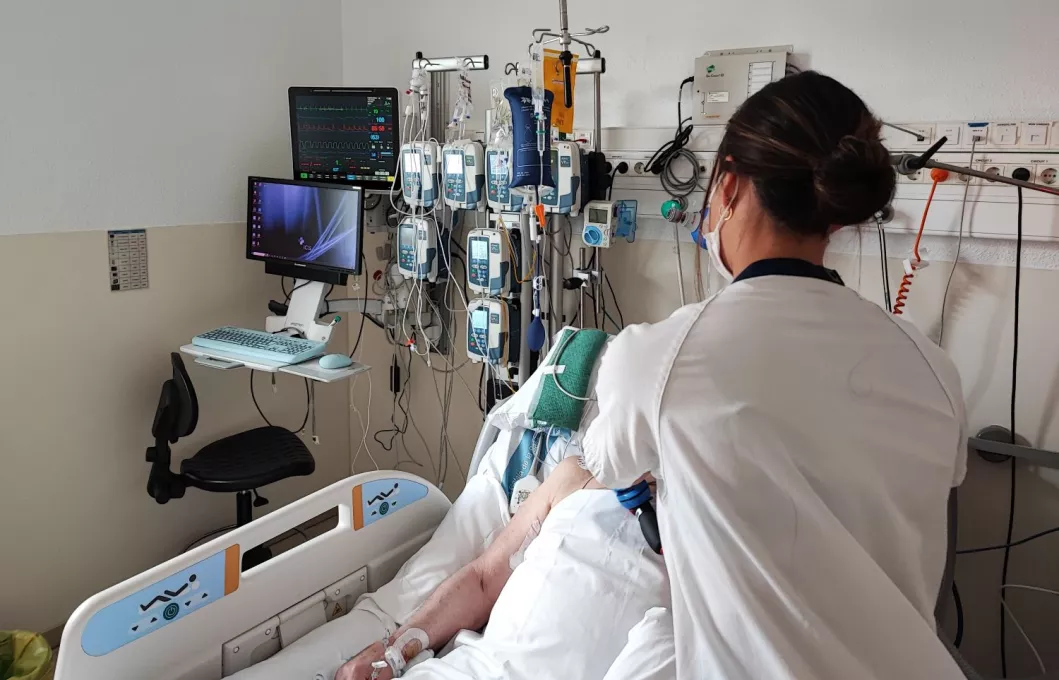Professional de la Unitat de Crítics Cardiològics del Trueta atén un pacient