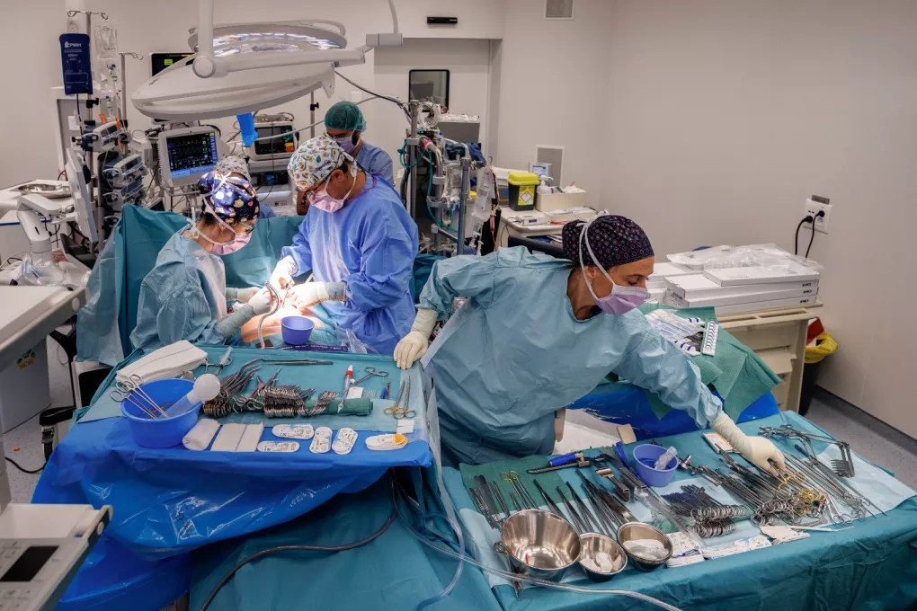 Una de les sales d'operacions del nou bloc quirúrgic de l'Hospital Trueta, dotades d'avançada tecnologia.