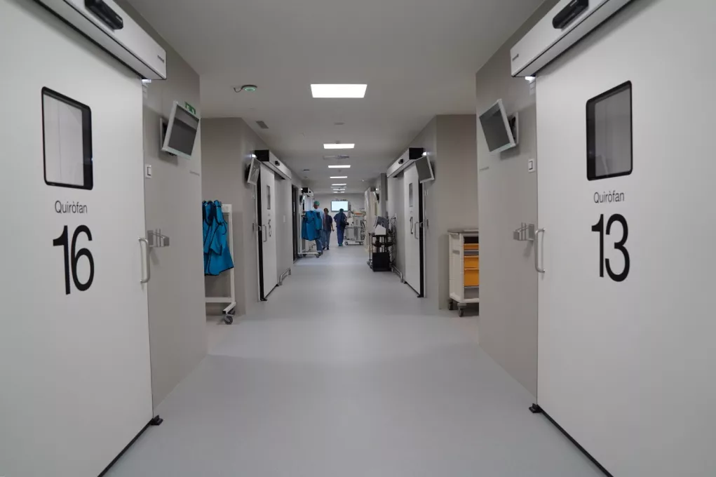 passadís del nou bloc quirúrgic del Trueta, amb sis sales d'operacions dotades d'avançada tecnologia.