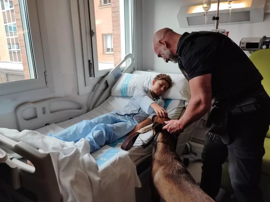 visita dels Mossos d'Esquadra a l'àrea de pediatria del Trueta en el marc de la jornada Mossos Solidaris al Trueta.