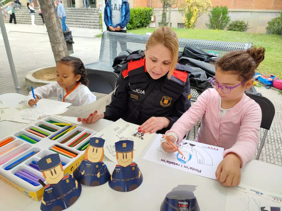 visita dels Mossos d'Esquadra a l'àrea de pediatria del Trueta en el marc de la jornada Mossos Solidaris al Trueta.