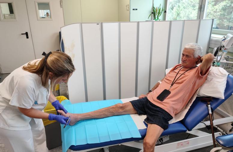 Professional del Trueta fa cures vinculades al peu diabètic a l'Hospital de Dia del Trueta
