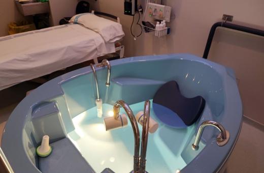La banyera d’hidroteràpia està situada en una sala, també reformada i dotada de tot l’equipament per oferir el màxim confort a les dones gestants. 