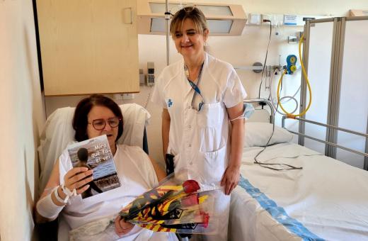Imatge d'arxiu de lliurament de llibres i roses a pacients hospitalitzats al Trueta durant la celebració de Sant Jordi de 2024.