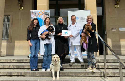 Representants de la Fundació “la Caixa”,  l’IDIBGI i el Servei de Pediatria del Trueta en una imatge vinculada a l'acord per realitzar la teràpia assistida amb gossos.