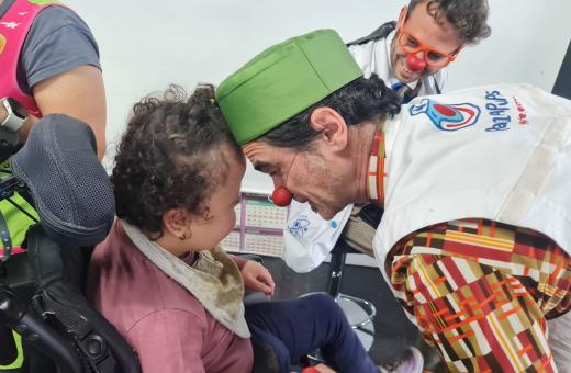 Els Pallapupas interactuen amb un infant durant una visita d'acompanyament a domicili amb l'ESCCAPP-GI 