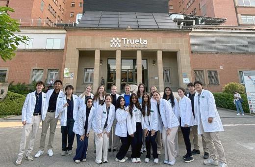 El grup d'estudiants nord-americans que han fer l'estada formativa a l'entrada del Trueta