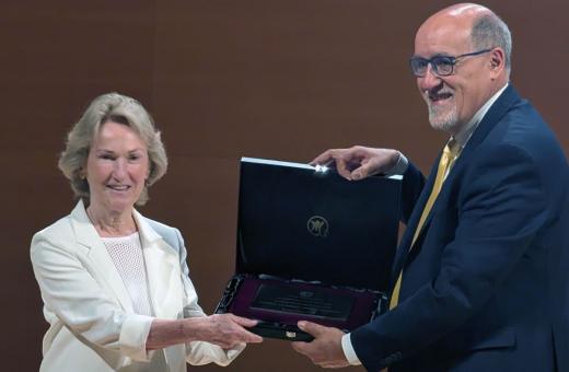 El Doctor Ramon Brugada fa entrega del premi Joan Codina Altés a la Fundació Privada Daniel Bravo Andreu