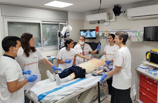 Professionals durant una activitat realitzada al box de crítics del Centre de Simulació del Trueta
