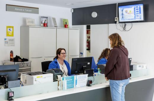 Una professional de l'equip d'atenció primària de Canet atén una usuària al taulell d'informació