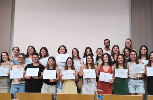 Els residents mostren el diploma acreditatiu com a especialistes en medicina familiar i comunitària