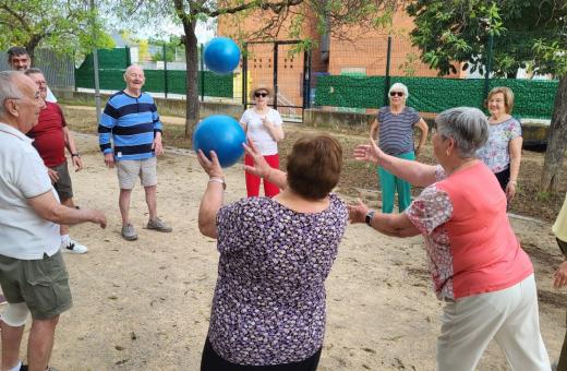 Grup de persones participen un una activitat comunitària a l'exterior impulsada des de l'equip d'atenció primària de Salt