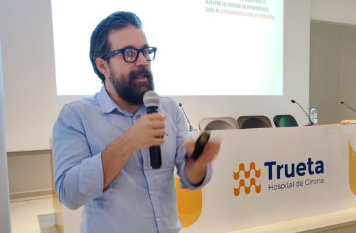 Néstor Guerra, conferenciant expert en Intel·ligència Artificial, es dirigeix als assistents durant la jornada Digital Minds del Trueta 