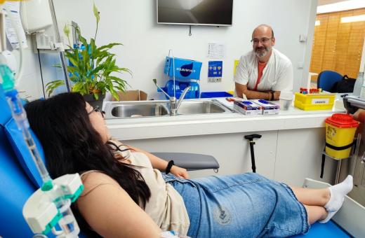 Una pacient és atesa a la Unitat de Neuroimmunologia i esclerosi múltiple de la Regió Sanitària de Girona