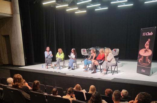 moment del col·loqui a l'obra "Dones de ràdio"