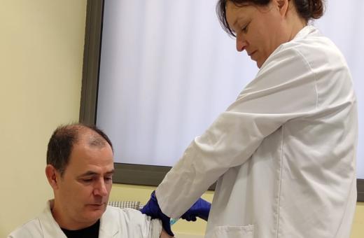 Una professional de l'atenció primària de Banyoles administra una vacuna en una farmàcia del municipi dins la campanya de vacunació de grip i Covid-19.