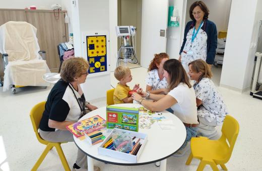 Professionals de l'Hospital de dia Pediàtric del Trueta atenen un infant en el nou espai.