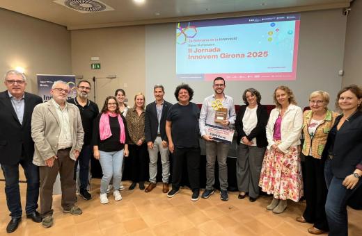 Personalitats de diferents entitats acompanyats dels representants del projecte guanyador 