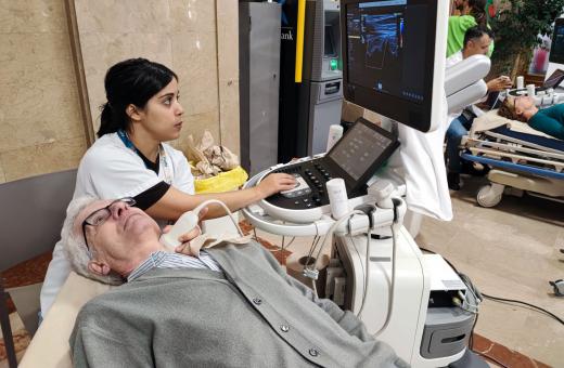Professional del Servei de Neurologia del Trueta realitzen les proves per comprovar el flux sanguini de les artèries caròtides en el marc del Dia Mundial de l'Ictus  