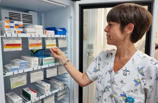 Professional de l'ICS Girona revisa les etiquetes identificatives d'una de les neveres on s'emmagatzemen les vacunes.