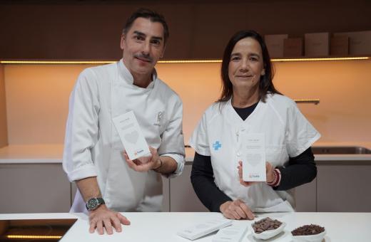 El pastisser Jordi Roca i la nutricionista de l'Hospital Trueta Núria Pons mostren la rajola de xocolata solidària.