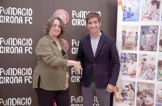 Àngels Morales, gerenta del Trueta i Ignasi Mas-Bagà, president de la Fundació Girona FC 1930 durant l'acte de signatura del conveni