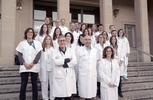 Els professionals del Servei de Pneumologia dels hospitals Trueta i Santa Caterina a les escales d'entrada del Trueta.