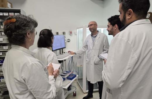 El doctor Marc Bonnin, cap del Servei de pneumologia, acompanya els components de l'equip del programa dHEALTH que van fer la immersió clínica al Trueta. 
