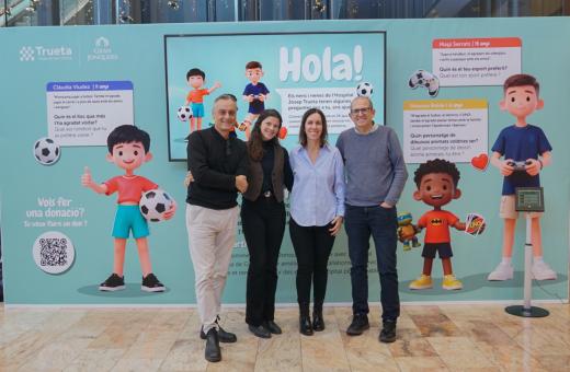 Representants del centre comercial Gran Jonquera i de l'Hospital Trueta, a l'estand instal·lat amb motiu de la campanya solidària de Nadal