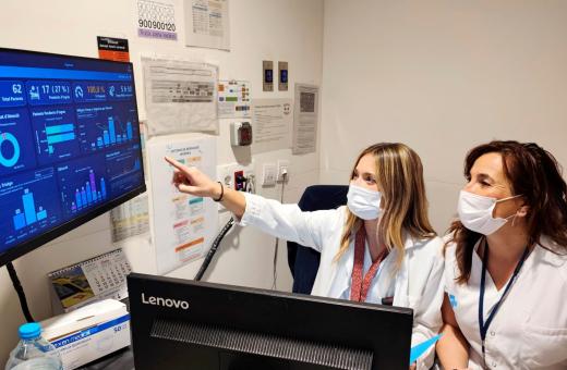 Professionals del Servei d'Urgències de l'Hospital Trueta observen les dades del nou panell de control central.