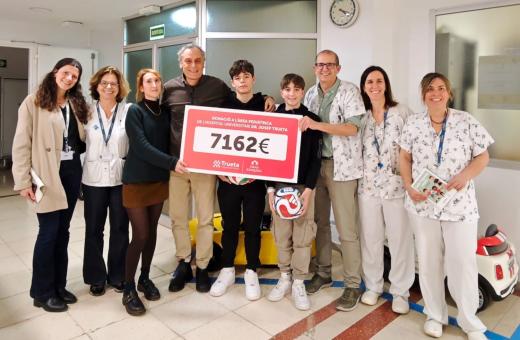 Representants de Gran Jonquera i de l'Hospital Trueta durant l'acte d'entrega del xec solidari