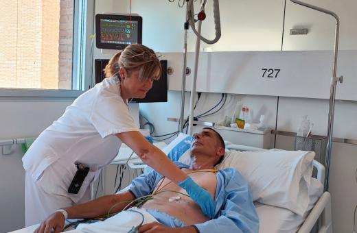 Professional de la Unitat d'Ictus del Trueta atén un pacient ingressat a la unitat