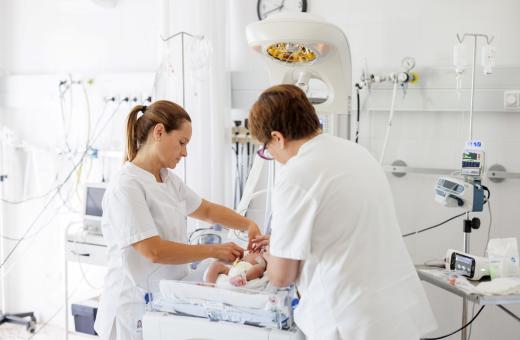 Professionals del Servei de Pediatria de l'Hospital de Santa Caterina atenen un nounat.